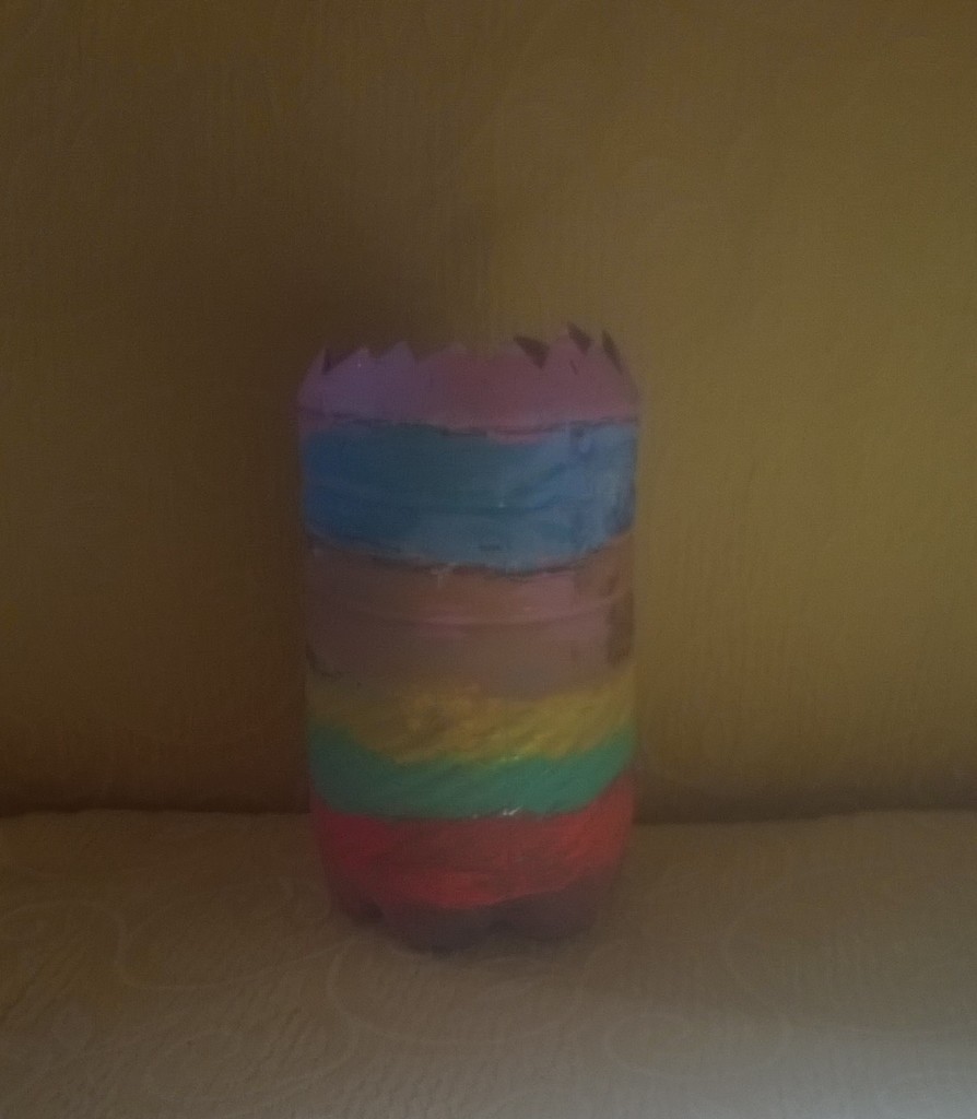 vaso con bottiglia di plastica
