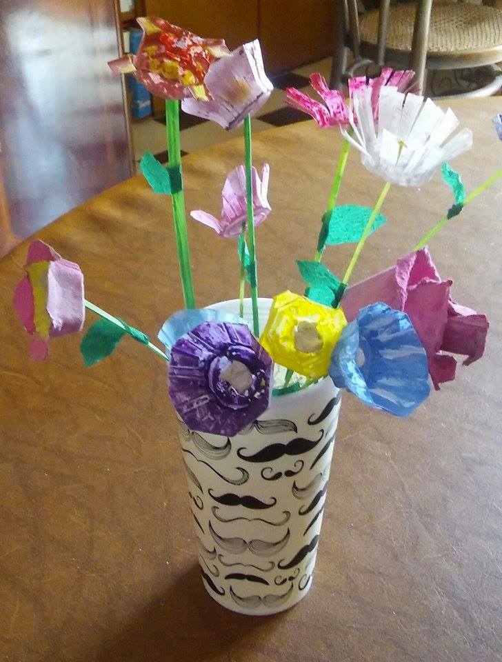 vaso con fiori uova